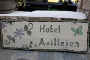 斯基罗斯岛Achilleion Hotel的砖墙上的酒店激活标志