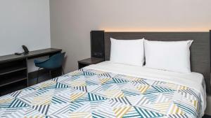 圣佩德罗Motel 6 San Pedro, CA Port of Los Angeles的配有一张床和一张书桌的酒店客房