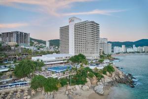 阿卡普尔科Fiesta Americana Acapulco Villas的享有酒店和海洋的空中景致