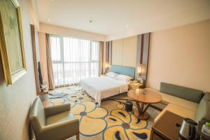 济宁济宁银座佳悦精选酒店的酒店客房配有一张床铺和一张桌子。