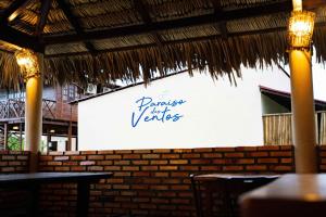 阿廷斯Paraíso dos Ventos的餐馆墙上有二十几个舞蹈的标语