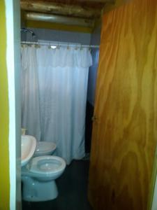 科隆Paraiso Colon的浴室设有2个卫生间和白色的淋浴帘