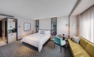 The Star Grand Hotel and Residences Sydney客房内的一张或多张床位