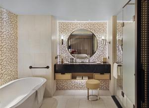悉尼The Star Grand Hotel and Residences Sydney的带浴缸和圆镜子的浴室