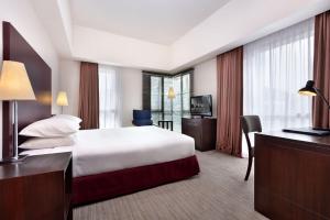 吉隆坡吉隆坡国会大厦酒店的配有一张床和一张书桌的酒店客房