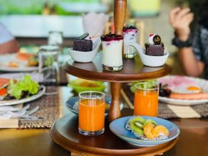 清迈Chapulin Natural Resort的餐桌上放有食物和橙汁