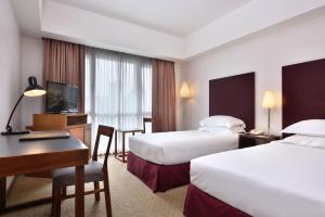 吉隆坡吉隆坡国会大厦酒店的酒店客房配有两张床和一张书桌