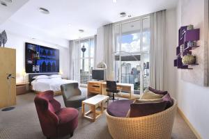 吉隆坡吉隆坡国会大厦酒店的酒店客房带一张床、椅子和一间卧室
