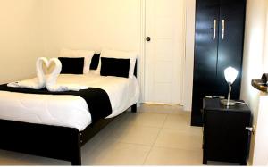 瓦拉斯胡瓦拉茨全球旅馆的一间卧室配有一张白色天鹅床