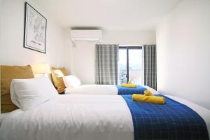 东京MUMU HOUSE的酒店客房设有两张床和窗户。