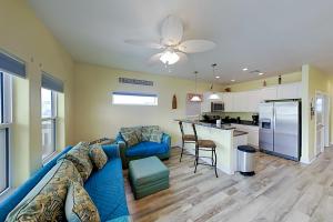 阿兰瑟斯港Flip Flop and Relax的一间带蓝色沙发的客厅和一间厨房