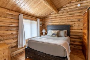 哥伦比亚瀑布Hidden Haven Cabin的小木屋内一间卧室,配有一张床