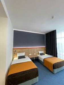TürkistanOlympic Hotel的配有两张床的旅馆客房