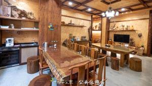 阿里山找茶人家 阿里山桧木民宿的厨房配有大型木桌和椅子