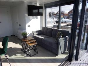 厄伊特海斯特Modern houseboat with air conditioning located in marina的客厅配有沙发和桌子