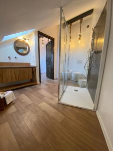 都灵Baby Hotel的带淋浴、卫生间和盥洗盆的浴室