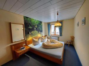 内森尔旺安娜贝尔酒店的一间卧室设有一张大床和大窗户