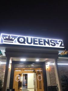 塔什干Queens 2 hotel的商店前的标志