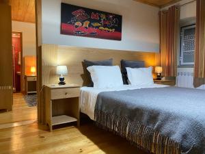 洛里加欧文森特旅馆的卧室配有带白色枕头的大床