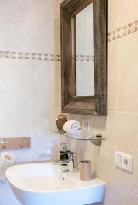 Emlichheim格鲁特恩格尔酒店的一间带水槽和镜子的浴室