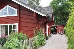 KollmarHolthus的前面有白色围栏的红色房子