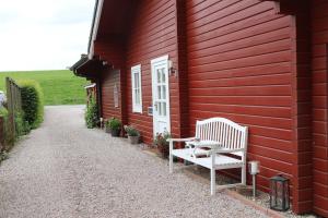KollmarHolthus的一间红色的房子,旁边设有长凳
