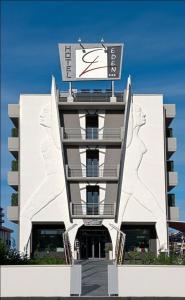 圣萨尔沃埃登酒店的上面有标志的建筑
