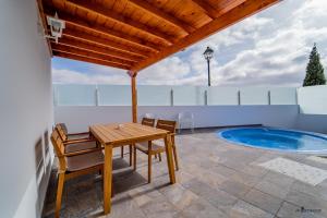 特吉塞Luxury Villas Anjomacar的一个带桌椅的庭院和一个游泳池