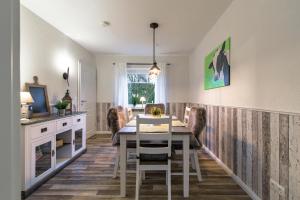 BorstelFerienhaus - Dorfperle Borstel的厨房以及带桌椅的用餐室。