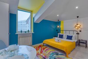 莫斯科Axis.Moscow Island的一间卧室设有黄色的床和蓝色的墙壁