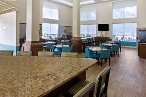 萨拉索塔Comfort Inn & Suites Sarasota I75的用餐室设有桌椅和窗户。