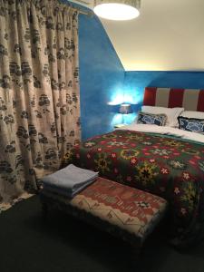 阿贝尔格莱Charming 3-Bed House in Abergele Wales UK的一间卧室配有一张床和长凳