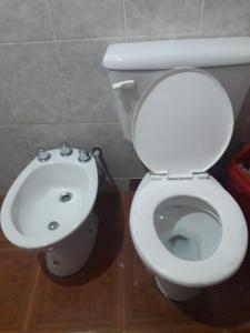 伊鲁亚ALOJAMIENTO SANTY的浴室配有白色卫生间和盥洗盆。