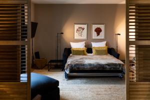 苏黎世The Pastorini的卧室配有一张床,墙上挂有两幅画