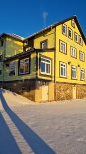 马瑟尔贝格斯科恩奥斯赫特酒店的前面有一条街道的黄色砖房