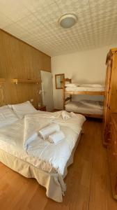 摩德纳迪-坎皮格里奥Hotel Ristorante Genzianella的一间卧室配有两张床和两张双层床。