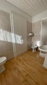 摩德纳迪-坎皮格里奥Hotel Ristorante Genzianella的浴室配有2个盥洗盆、卫生间和盥洗盆。