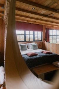 西内La cabane du potager - Ferme de Linciaux的一间卧室配有一张带吊床的床。