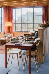 西内La cabane du potager - Ferme de Linciaux的一间带桌椅的用餐室