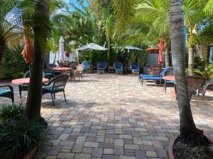 棕榈滩海岸大西洋海岸度假别墅 的一个带桌椅的庭院,棕榈树
