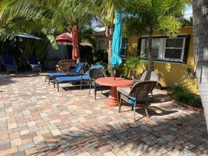 棕榈滩海岸大西洋海岸度假别墅 的一个带桌椅和遮阳伞的庭院