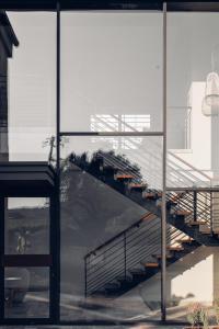 乌尔拉Teruar Urla的玻璃建筑中楼梯的反射