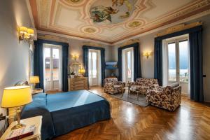 特雷梅佐玛丽别墅酒店的一间卧室设有一张床、椅子和天花板