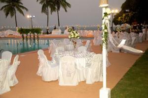 庞塞庞塞假日酒店和埃尔热带赌场的游泳池前的婚礼,有白色的桌椅