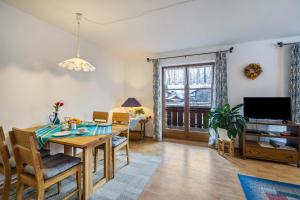 法尔先特Ferienwohnung Lechner的用餐室以及带桌椅的起居室。