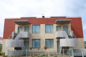 林克勒斯波提欧海滩公寓的旁边带阳台的建筑