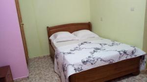 杜阿拉Maison Rose的小卧室配有带白色床单和枕头的床
