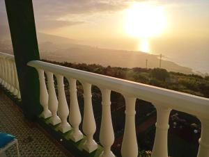 拉奥罗塔瓦2 bedrooms house with sea view and terrace at La Orotava 7 km away from the beach的阳台享有海洋和阳光的景致。