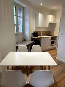 朗巴勒Lamballe plein centre, superbe appartement 1er étage的一间厨房,里面配有桌椅