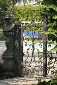 Marano VicentinoVilla Berrettini的铁门后面有雕像